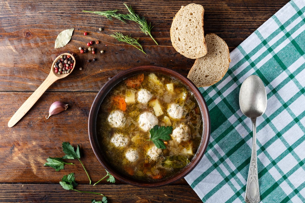 Leckere Fischsuppe mit Fischbällchen, Gemüse und Erbsen