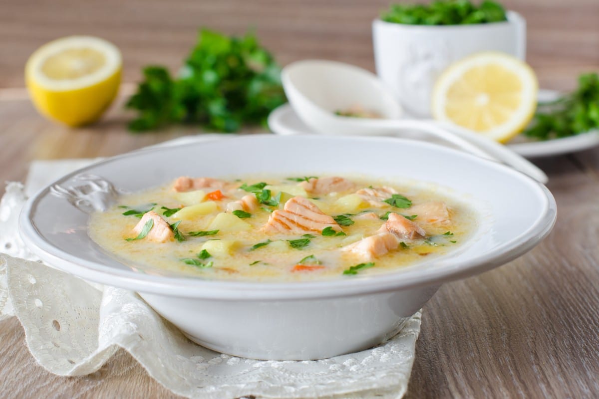 Leckere Fischsuppe mit Schmelzkäse und Kartoffeln