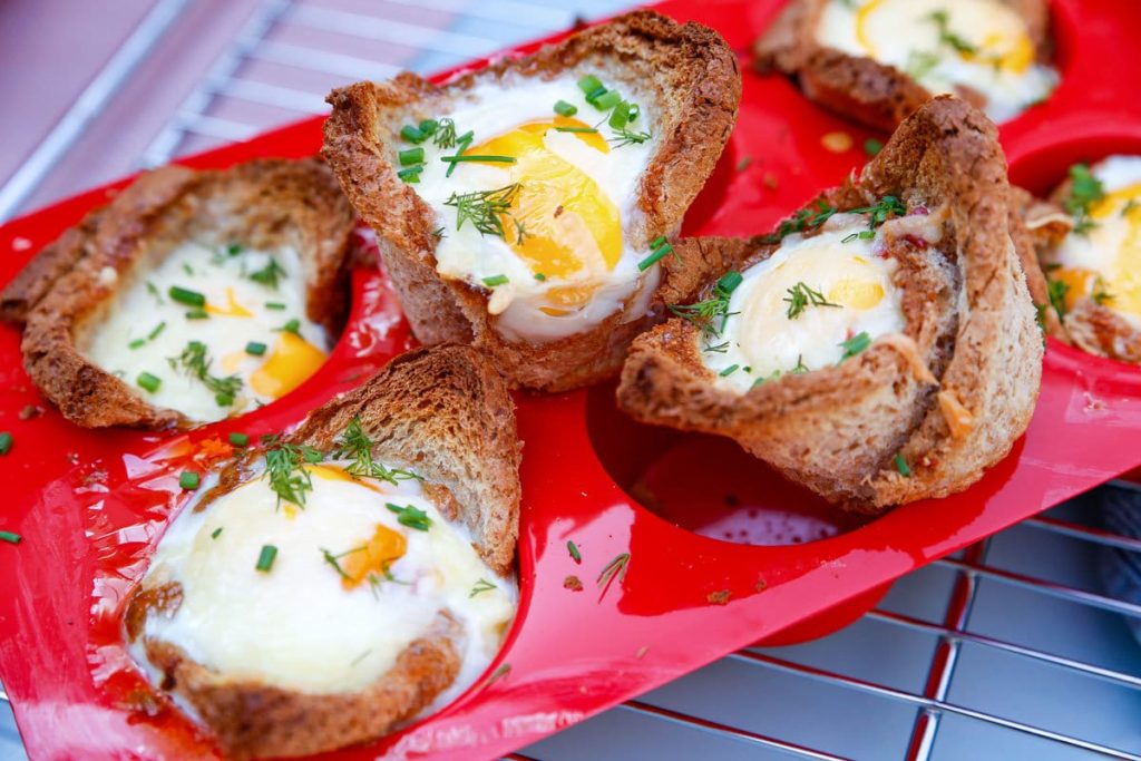 Leckere Frühstücksmuffins mit Toast