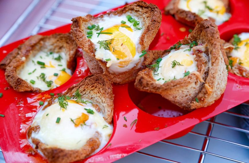 Leckere Frühstücksmuffins mit Toast, Salami und Eiern