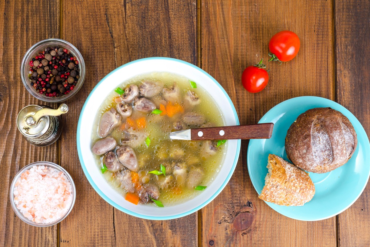 Leckere Gemüsesuppe mit Hühnerherzen