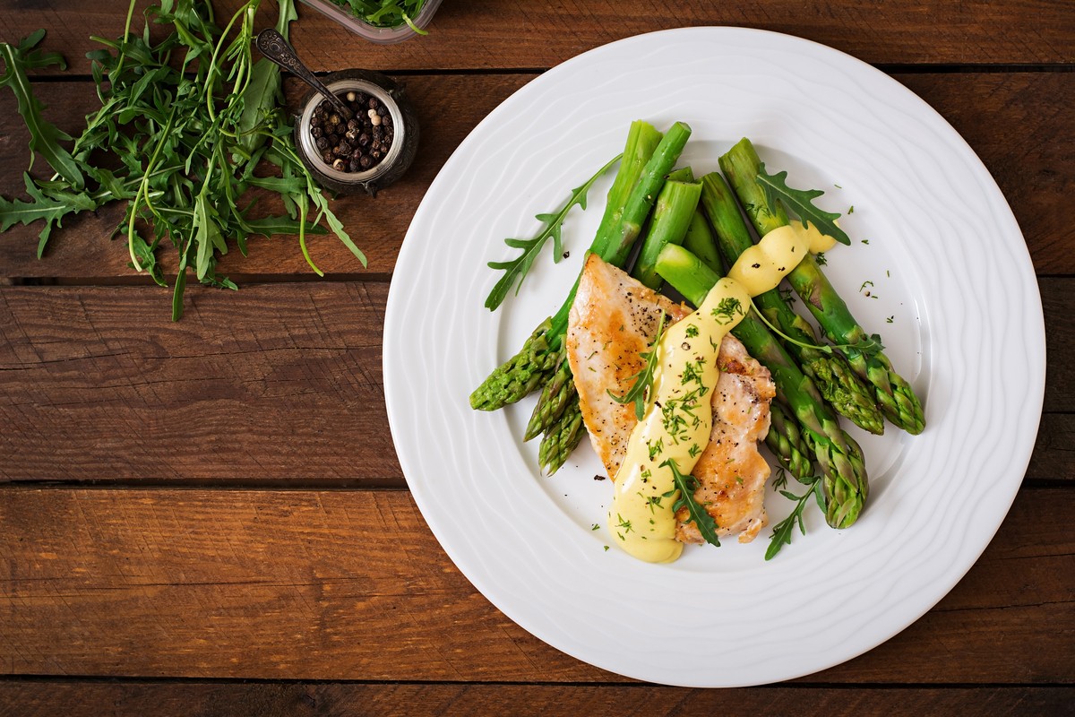 Leckere Hähnchenbrust mit grünem Spargel und Sauce Hollandaise