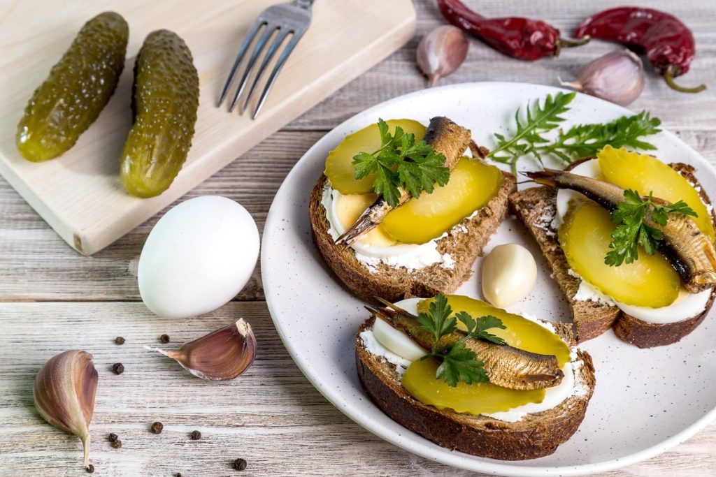 Leckere Häppchen mit Sprotten, Ei und Salzgurken