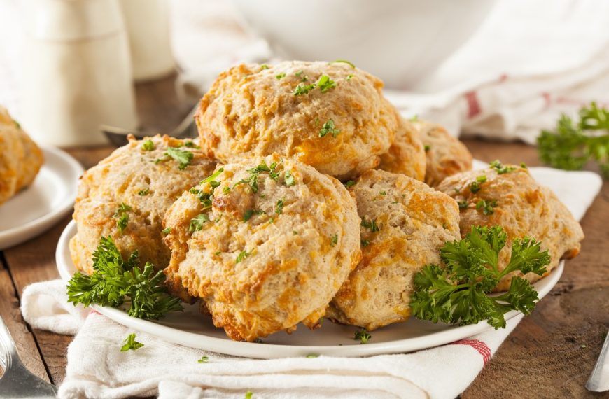 Leckere Käsebrötchen mit Knoblauchsprossen und Buttermilch