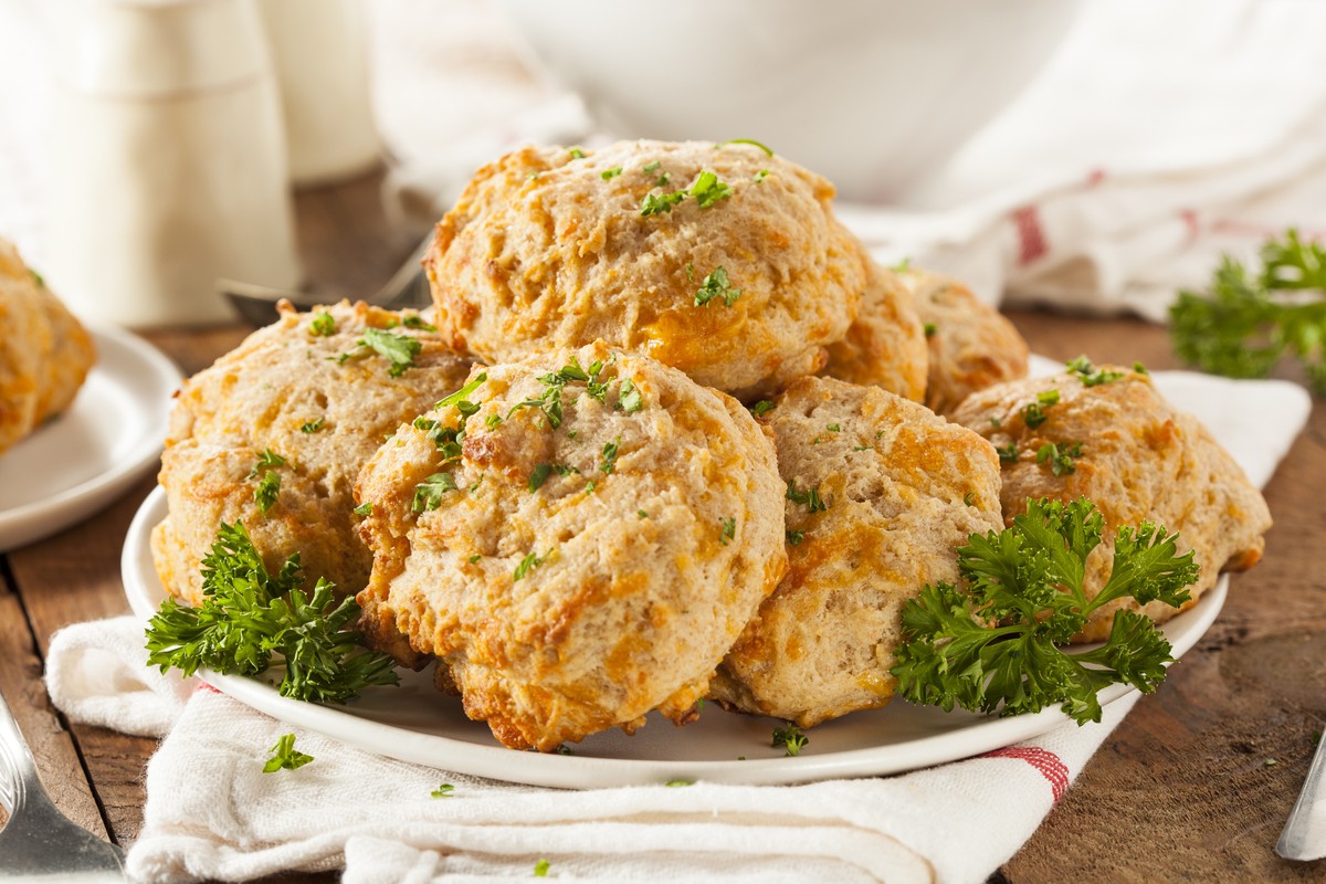 Leckere Käsebrötchen mit Knoblauchsprossen und Buttermilch