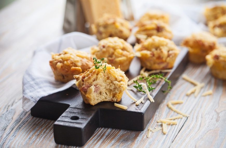 Leckere Käsemuffins mit Schinken zum Frühstück