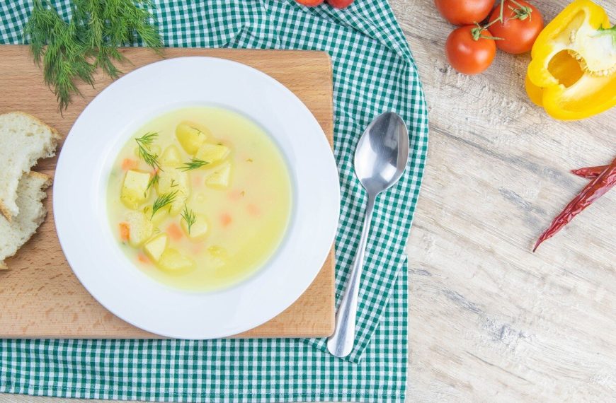 Leckere Milchsuppe mit Kartoffeln, Karotten und Zwiebeln