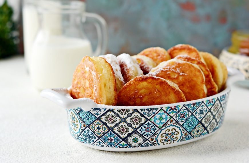 Leckere Oladi mit Grieß und Kefir