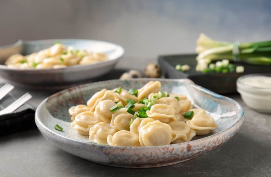 Leckere Pelmeni mit Putenfleisch und Zwiebeln