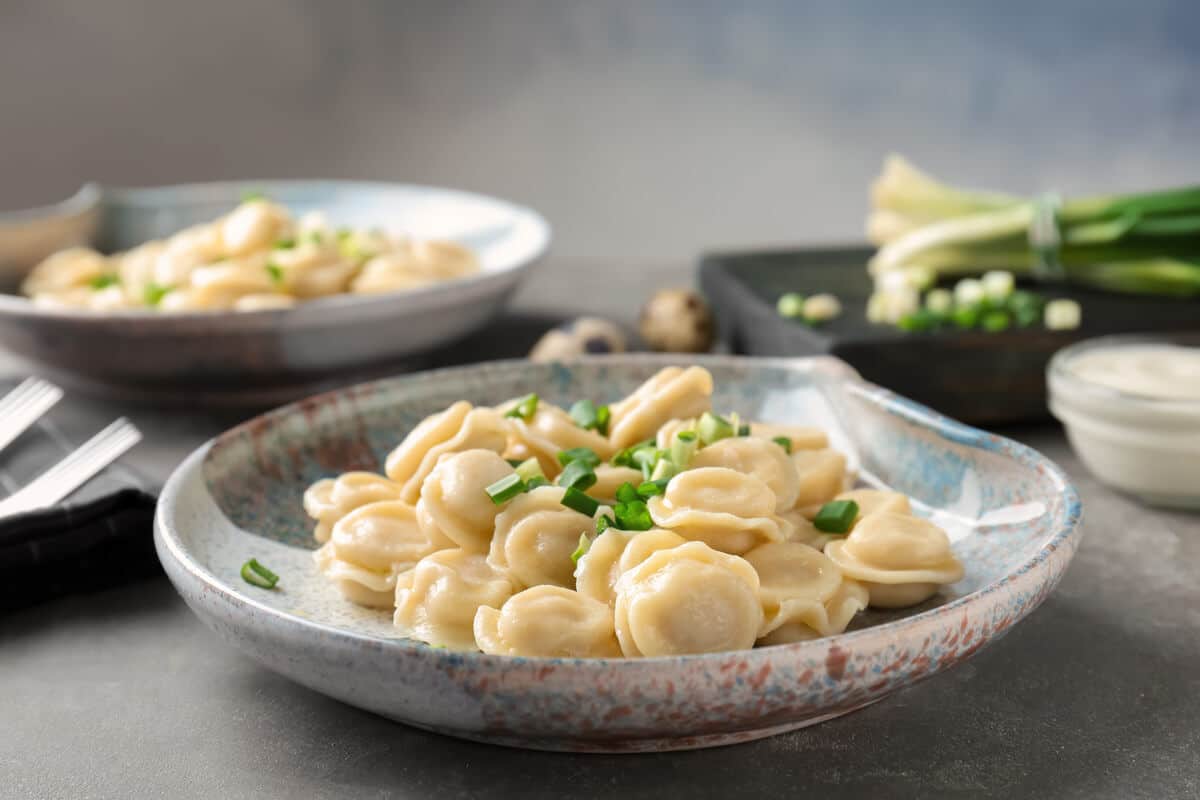 Leckere Pelmeni mit Putenfleisch und Zwiebeln