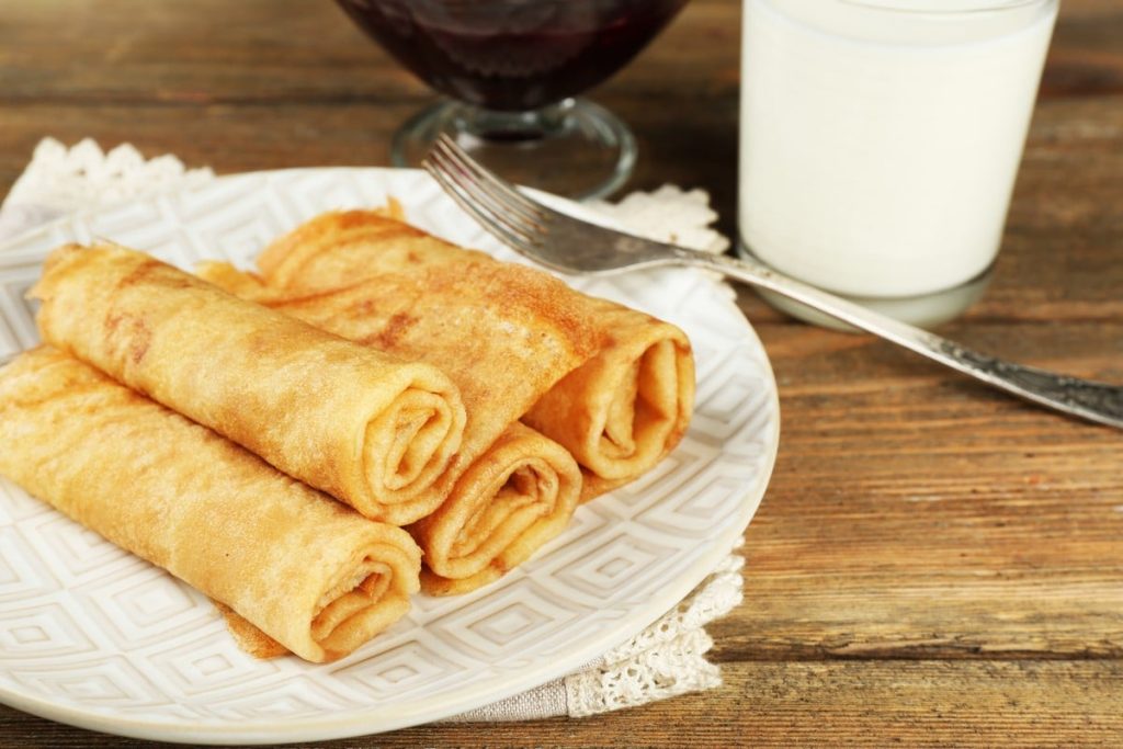 Leckere Pfannkuchen ohne Eier mit Milch