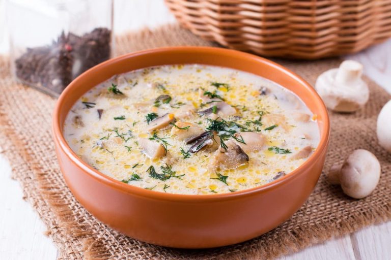 Leckere Pilzsuppe mit Auberginen, Kartoffeln und Karotten