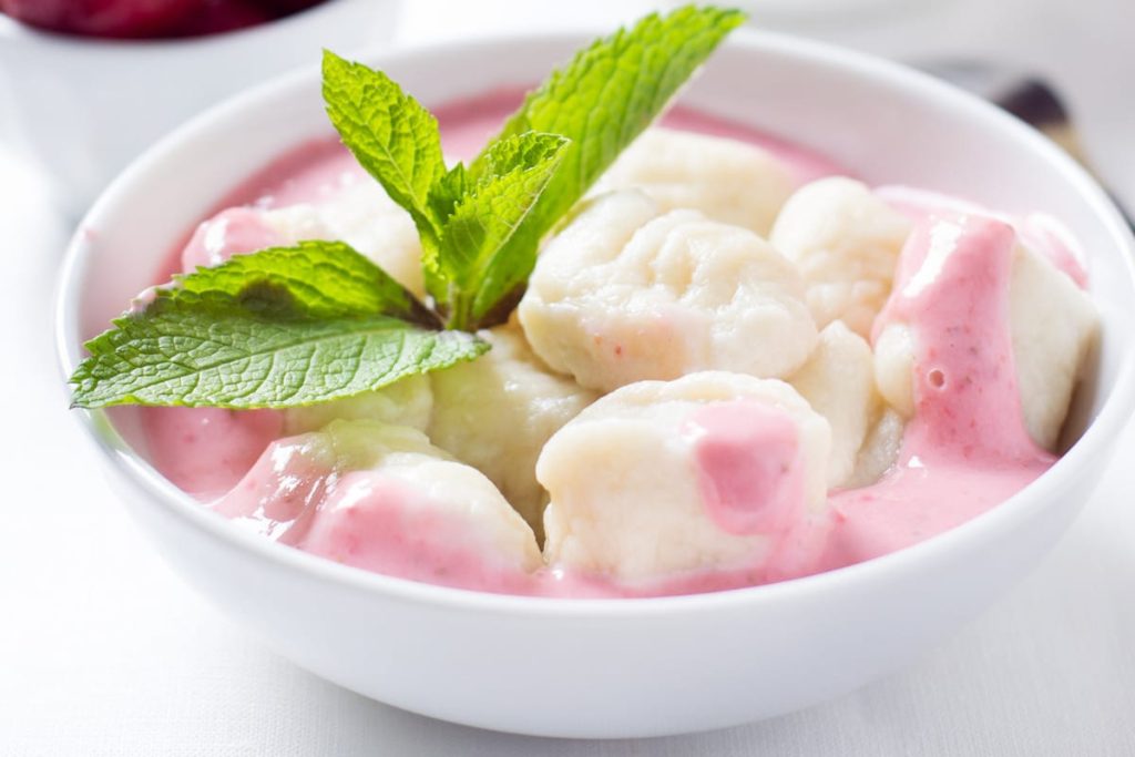 Leckere Quarkklößchen mit Schmand und Beerensoße