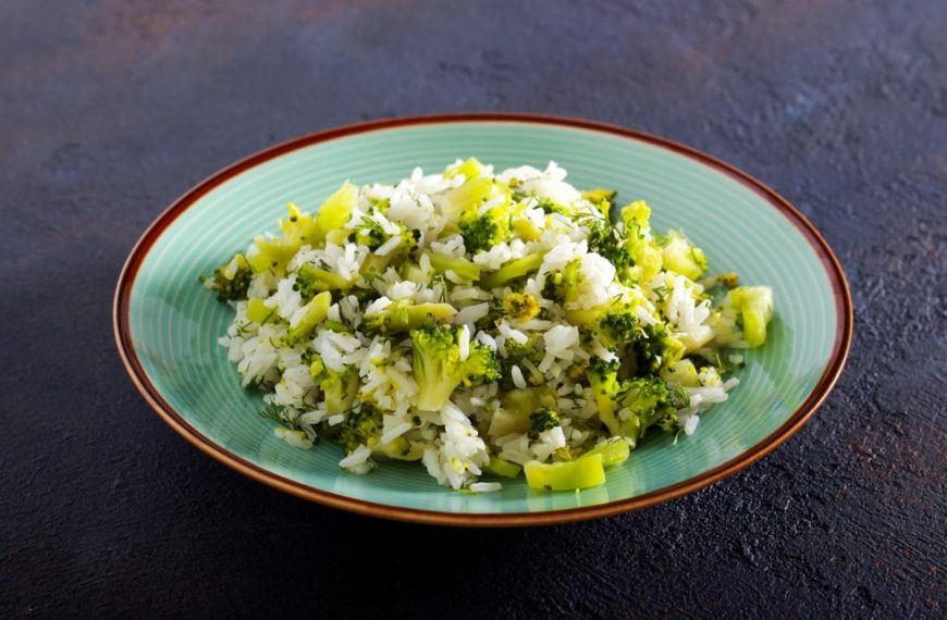 Leckere Reispfanne mit Brokkoli und Paprika