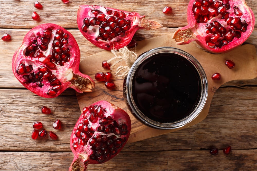 Leckere Rotwein Sauce mit Basilikum und Granatapfelsaft