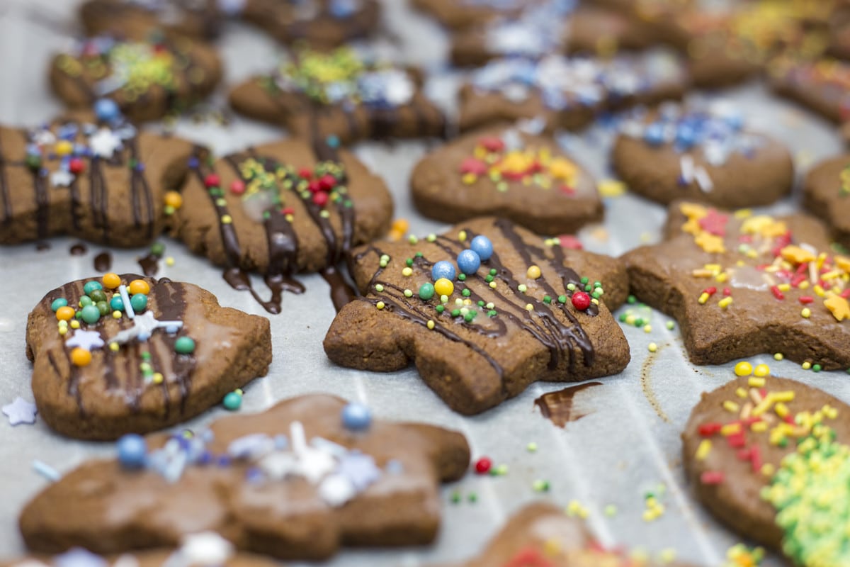 Leckere Schokoplätzchen mit Zuckerstreuseln zu Weihnachten