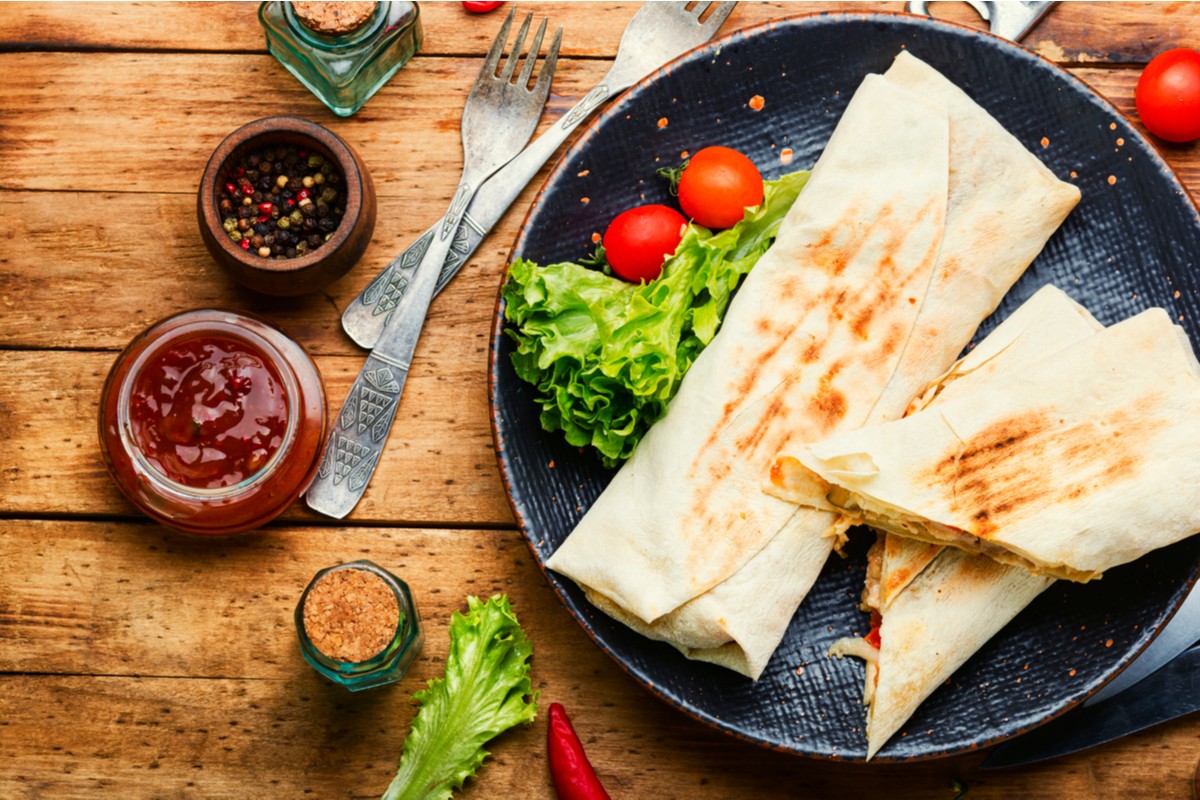 Leckere Shawarma mit Hähnchen, Gurken und Tomaten