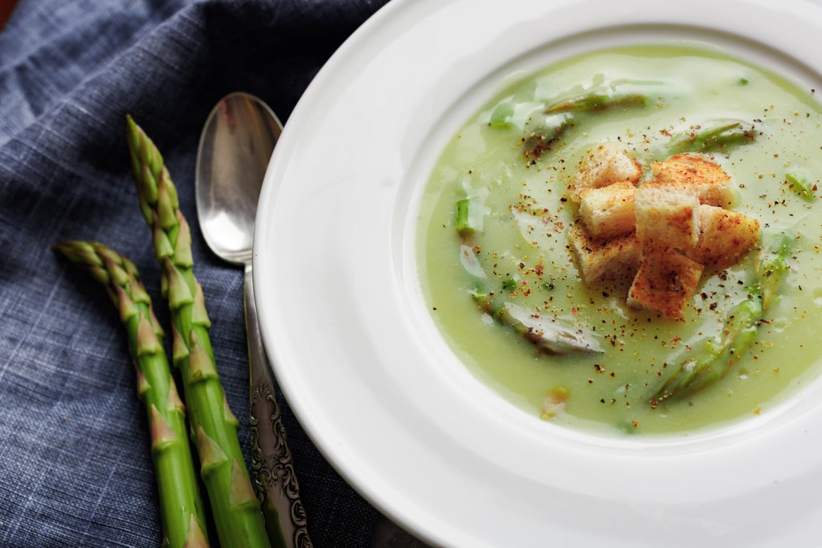 Leckere Spargelcremesuppe aus grünem Spargel mit Knoblauch