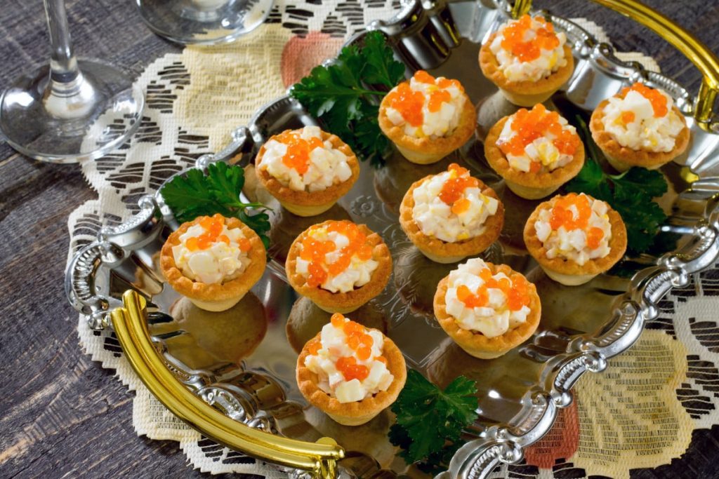 Russische Eier mit Sprotten, Mayonnaise und rotem Kaviar