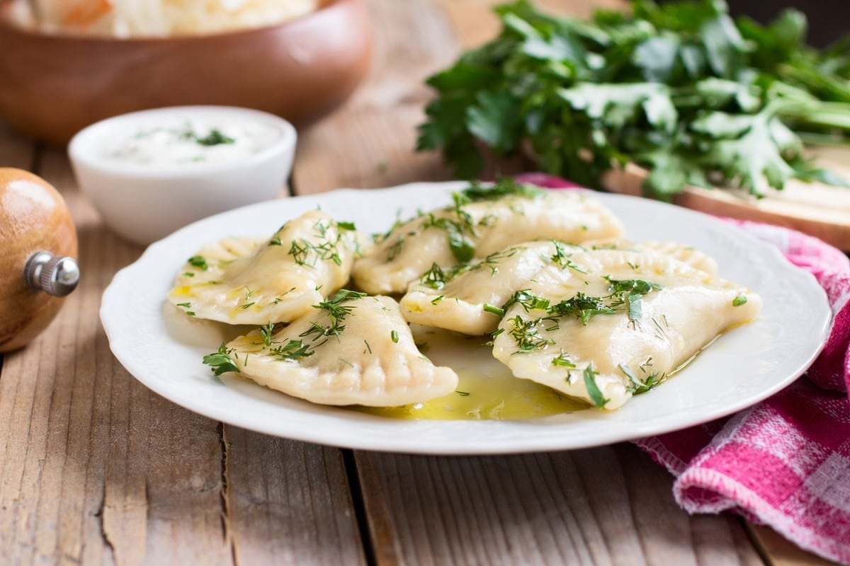 Leckere Teigtaschen mit Adygei-Käse und Kräutern