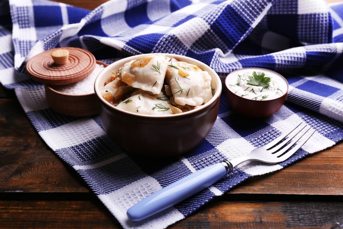 Leckere Teigtaschen mit Sauerkraut und Zwiebeln