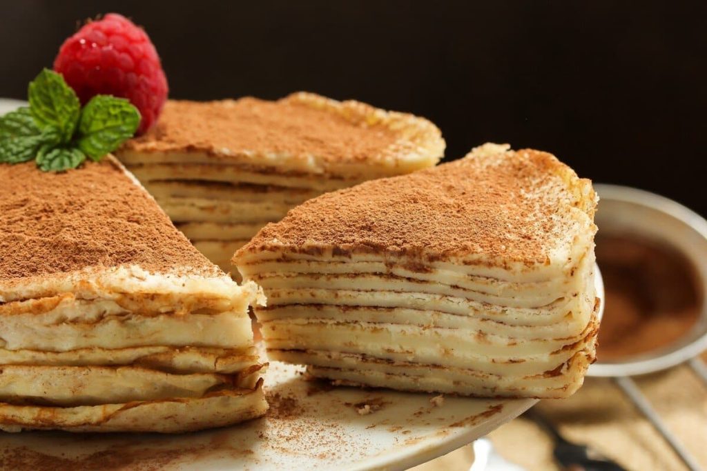 Leckere Tiramisu Pfannkuchen Torte mit Kaffee und Amaretto