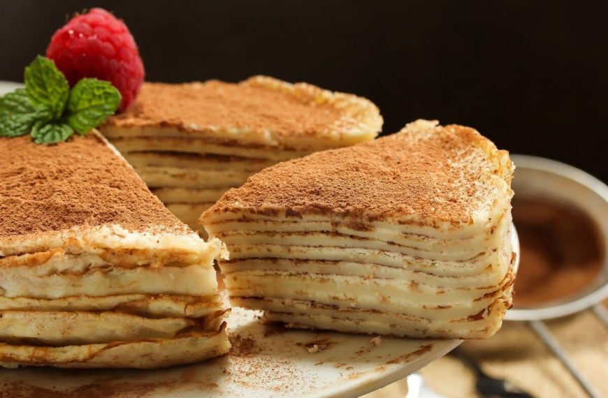 Leckere Tiramisu Pfannkuchen Torte mit Kaffee und Amaretto