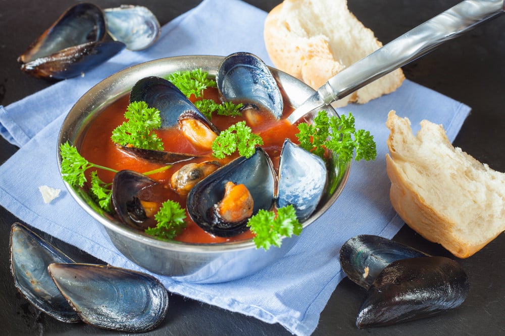 Leckere Tomatensuppe mit Weißwein, Gemüse und Muscheln