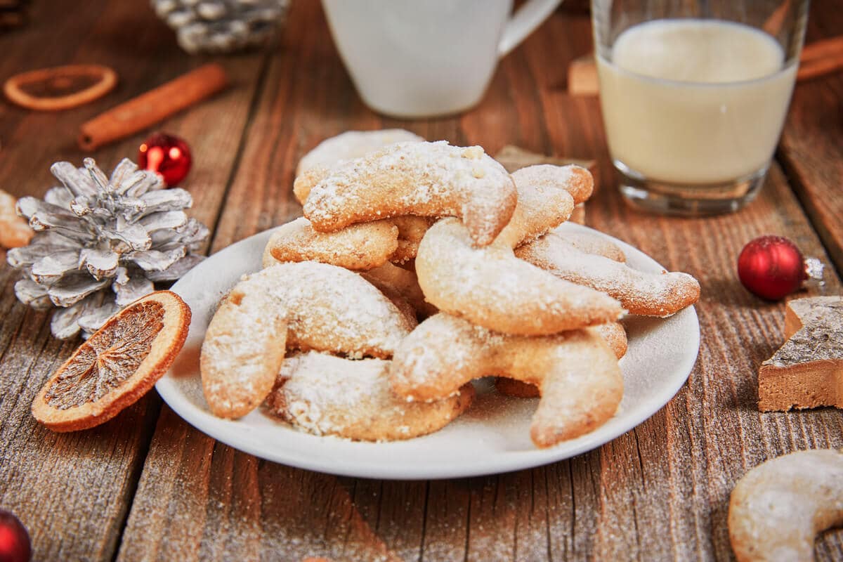 Leckere Vanillekipferl Plätzchen mit Mandeln und Puderzucker