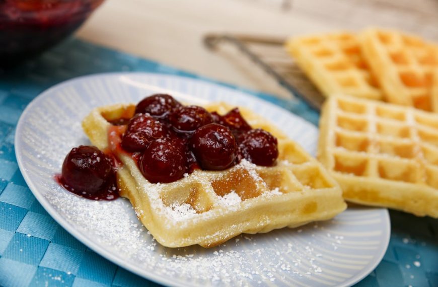 Leckere Waffeln mit heißen Kirschen