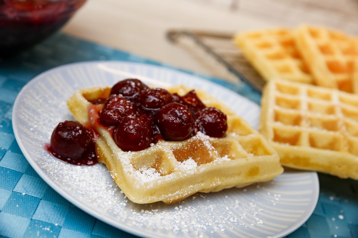 Leckere Waffeln mit heißen Kirschen