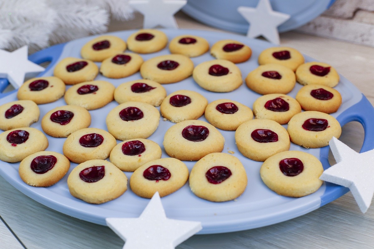 Leckere Weihnachtsplätzchen Engelsaugen mit Marmelade