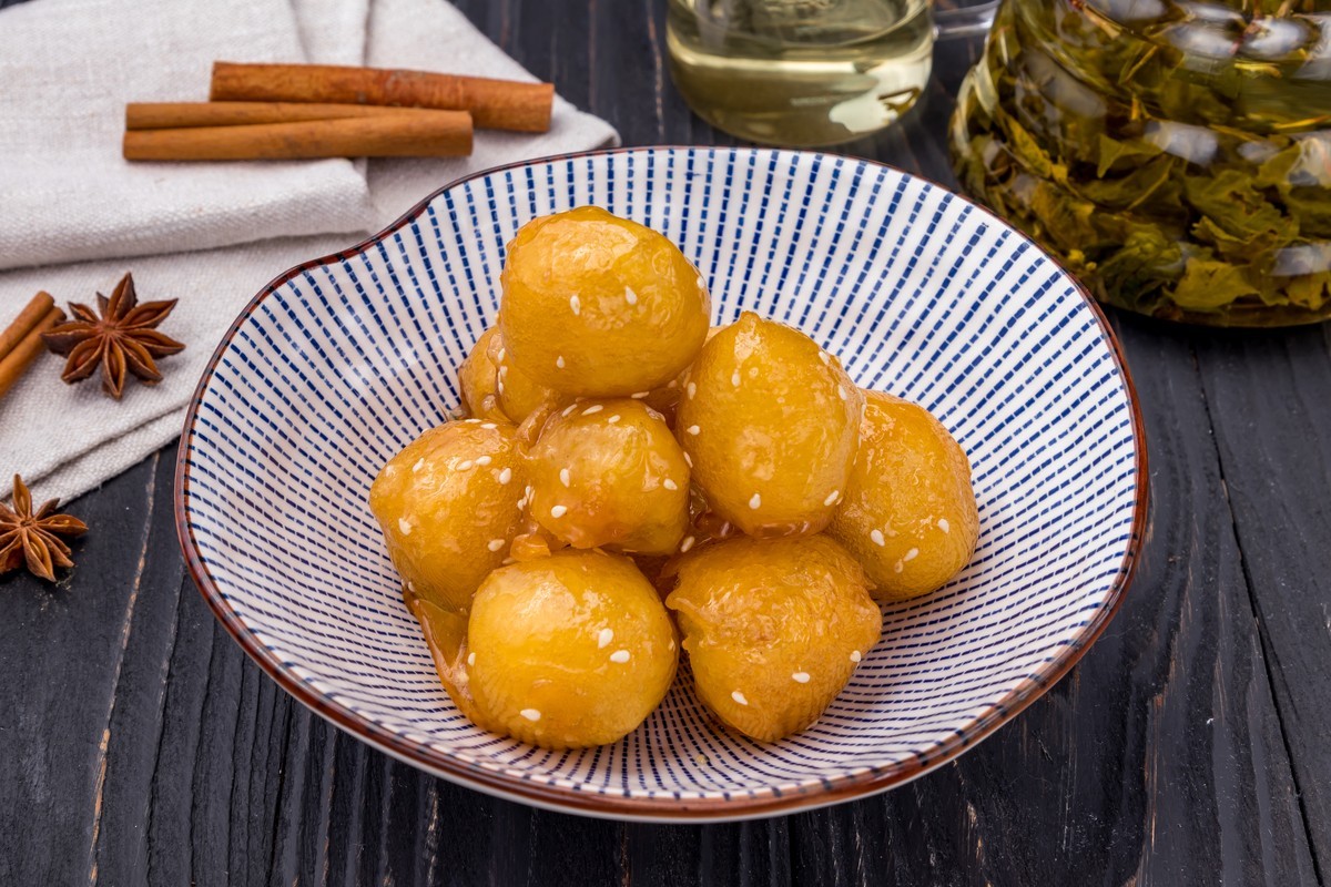 Leckere frittierte Äpfel in Karamellsauce mit Sesam