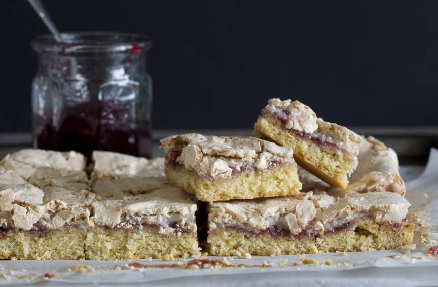 Leckerer Baiserkuchen mit Himbeermarmelade und Kokos