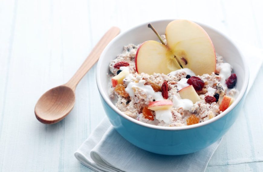Leckerer Bircher Müsli mit Joghurt, Haferflocken und Apfel