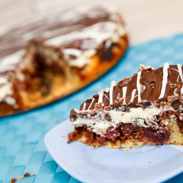 Leckerer Donauwelle Kirschkuchen mit Pudding und Schokoladenglasur