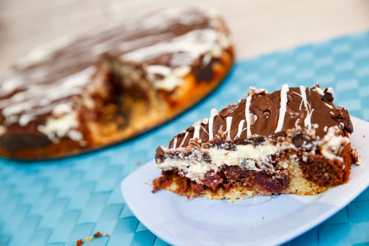 Leckerer Donauwelle Kirschkuchen mit Pudding und Schokoladenglasur