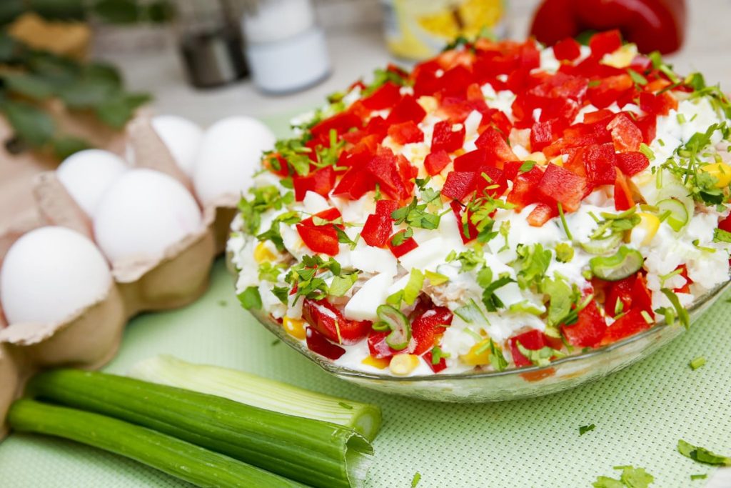 Leckerer Eiersalat mit Reis, roter Paprika und Thunfisch