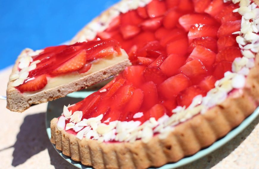 Leckerer Erdbeer Biskuitkuchen mit Vanillepudding