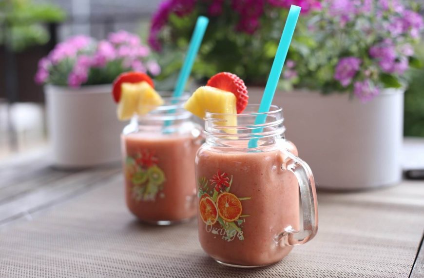 Leckerer Erdbeer Smoothie mit Buttermilch, Papaya und Ananas