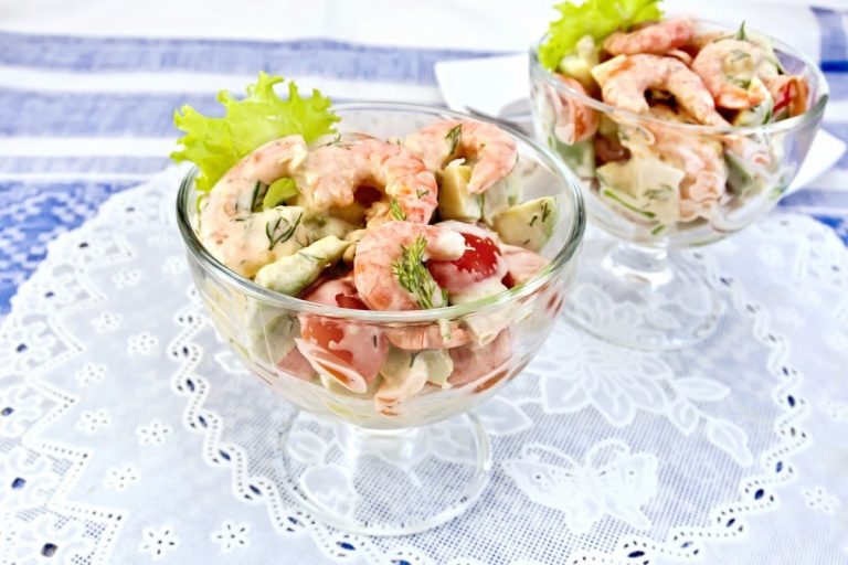 Leckerer Garnelensalat mit Avocado, Tomaten und French Dressing
