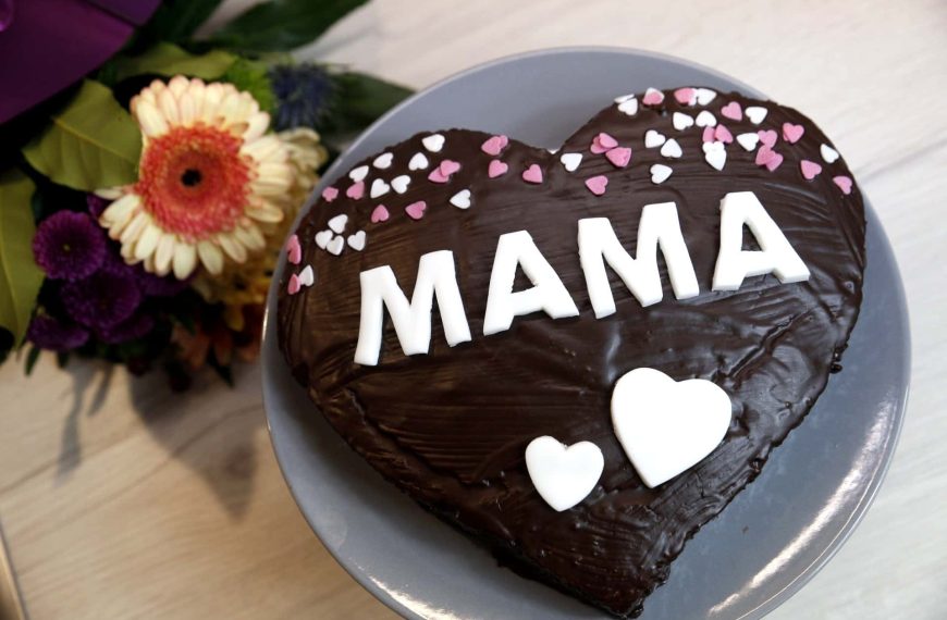 Leckerer Geburtstagskuchen mit Nüssen und Schokolade für Mama