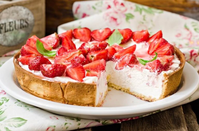 Leckerer Käsekuchen mit Erdbeeren und Quark