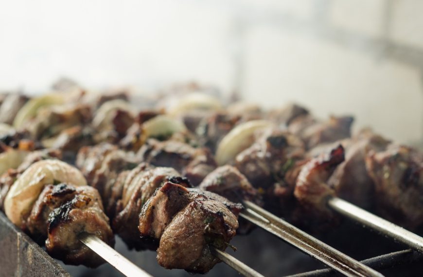 Leckerer Lamm Schaschlik in Zwiebeln und Zitronen Marinade