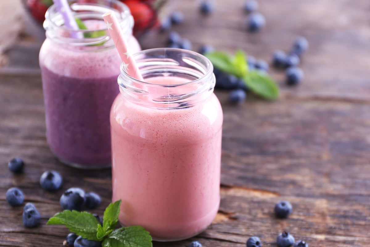 Leckerer Milchshake mit Erdbeeren, Blaubeeren und Vanilleeis