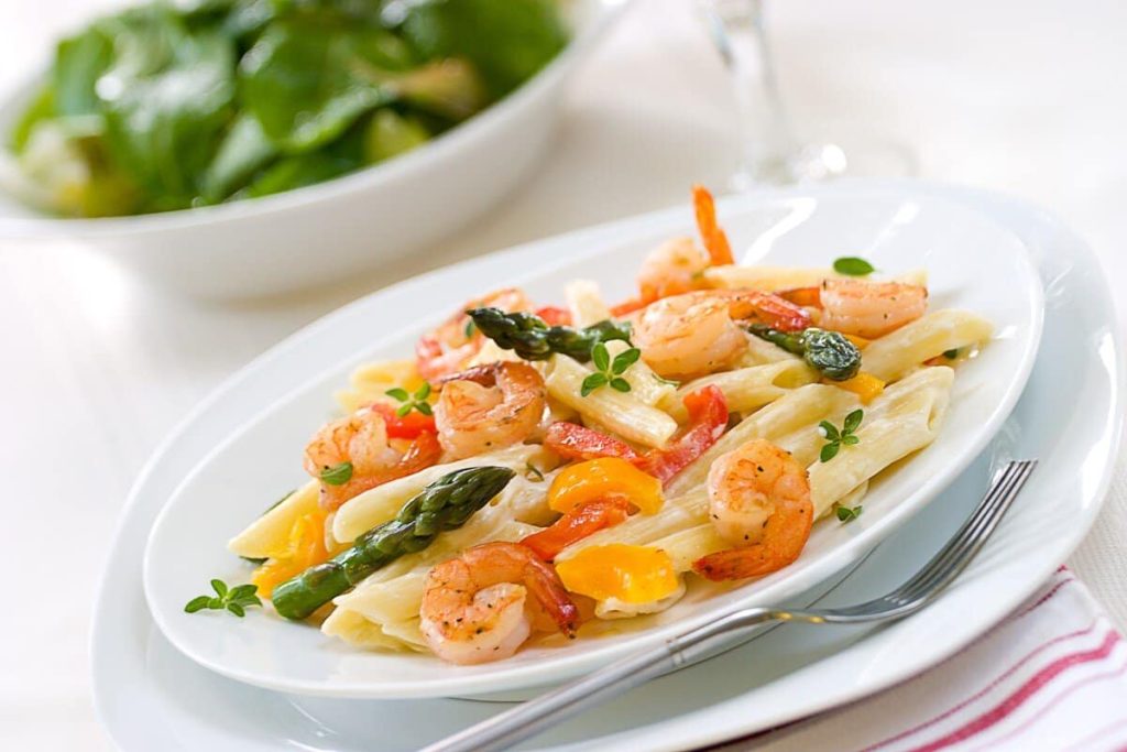 Leckerer Nudelsalat mit Shrimps, Paprika und grünem Spargel