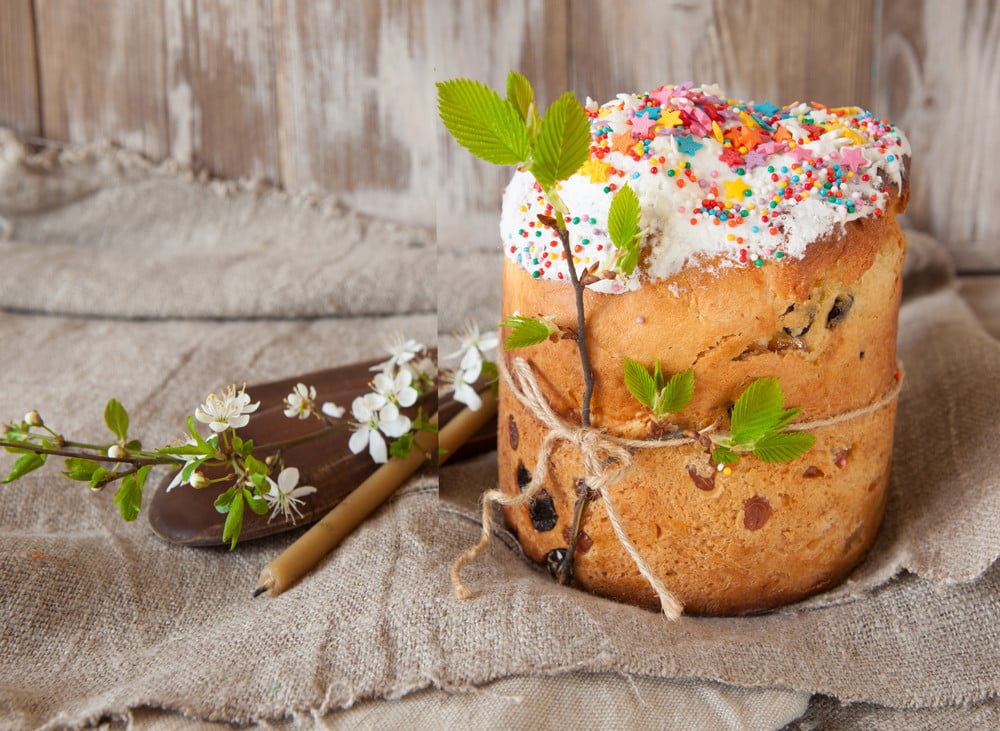 Leckerer Osterkuchen Kulitsch mit Rosinen und Saurer Sahne