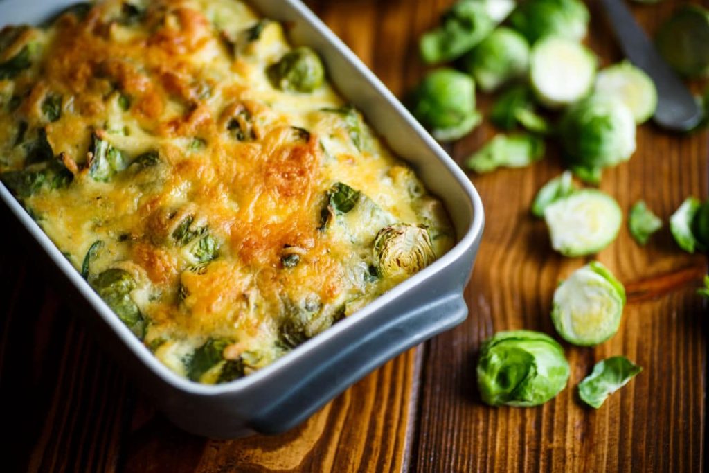 Leckerer Rosenkohlauflauf mit Knoblauch und Käse