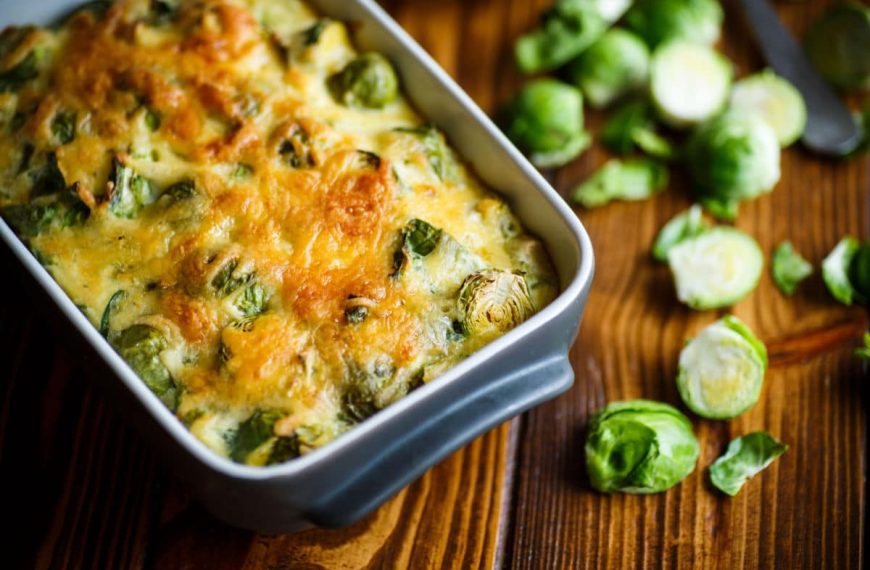 Leckerer Rosenkohlauflauf mit Knoblauch und Käse