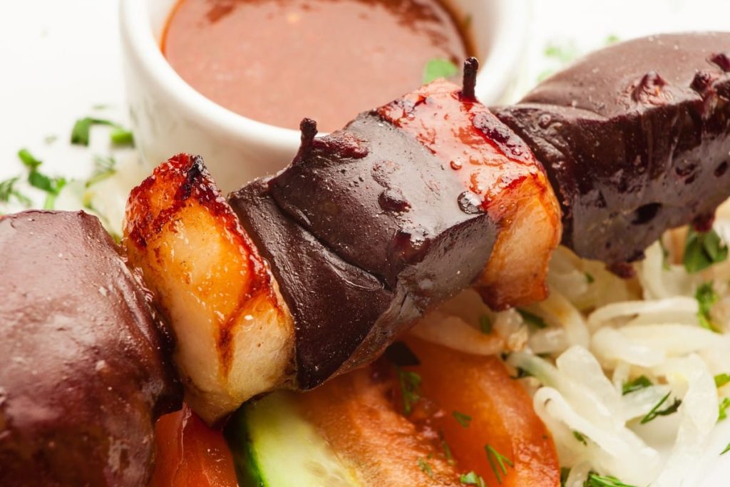 Leckerer Schaschlik aus Rinderleber mit Speck
